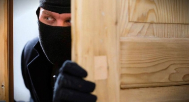 Alanya’da girdiği evi soyan hırsız kayıplara karıştı