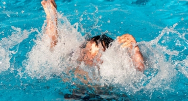 Alanya’da iki kardeş havuzda boğulma tehlikesi geçirdi