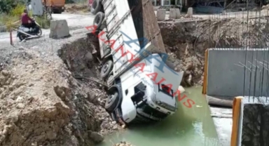 Alanya’da kamyon köprü inşaatına devrildi