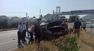 Alanya’da otomobilin refüje çarptı: 4 yaralı