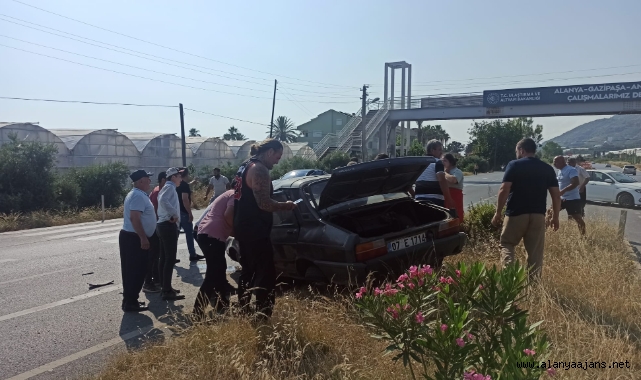 Alanya’da otomobilin refüje çarptı: 4 yaralı