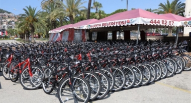 Başkan Yücel’den öğrencilere karne hediyesi