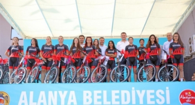 Başkan Yücel öğrencilere 3 bin adet bisiklet dağıttı