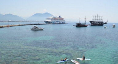 İsrailli turistler Alanya’ya denizden geldi