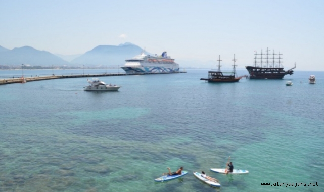 İsrailli turistler Alanya’ya denizden geldi