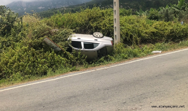 Alanya’da otomobil şarampole devrildi: 2 yaralı