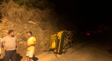 Alanya’da kontrolden çıkan otomobil devrildi: 5 yaralı