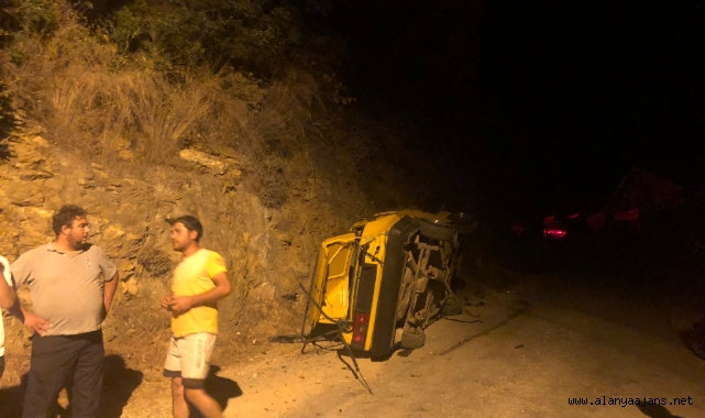 Alanya’da kontrolden çıkan otomobil devrildi: 5 yaralı