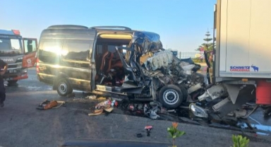 Alanya'da tur minibüsü ile TIR çarpıştı: 2 ölü, 12 yaralı