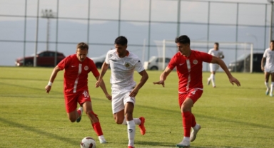 Alanyaspor son maçında Antalyaspor’a 2-1 mağlup oldu