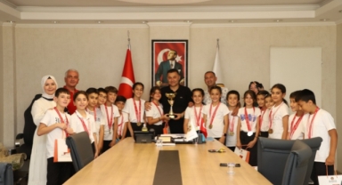 Başkan Yücel şampiyonları ağırladı