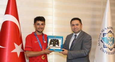 Tarihe geçen ALKÜ’lü sporcu Rektör Türkdoğan ile buluştu