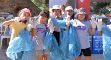 Alanya’da minik eller çöp topladı