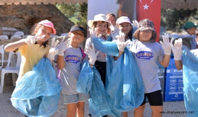 Alanya’da minik eller çöp topladı