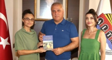 Yazar Suna Topçu Başkan Erdem’e kitap hediye etti