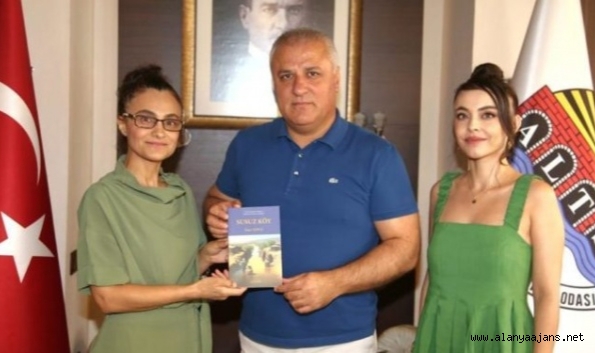 Yazar Suna Topçu Başkan Erdem’e kitap hediye etti