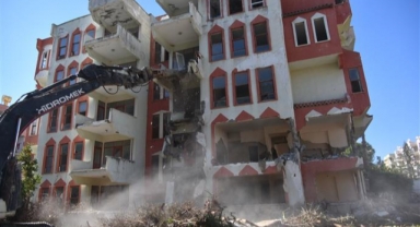 Alanya’da uyuşturucu ile mücadele kapsamında o mahallede metruk bina yıkıldı