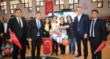 Başkan Yücel'den 150 okula spor malzemesi yardımı