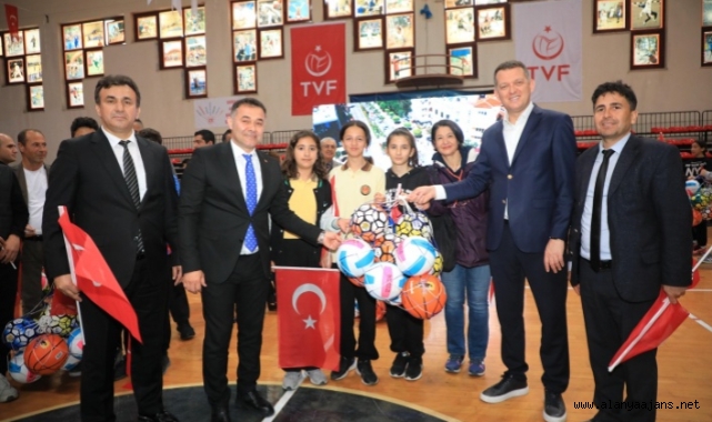 Başkan Yücel'den 150 okula spor malzemesi yardımı