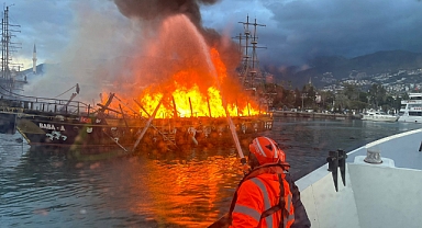 Alanya'da 2 tekne alev alev yandı
