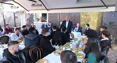 Özçelik, üniversite öğrencileri ile buluştu