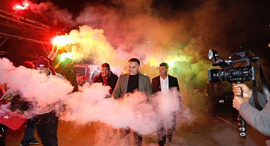 Yücel’e sevgi selale