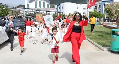 ALKÜ’LÜ MİNİKLER GÖNÜLLERİ FETHETTİ