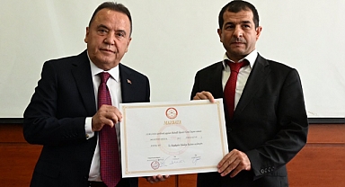 Başkan Muhittin Böcek mazbatayı aldı