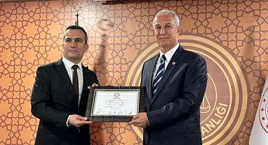 Özçelik mazbatasını aldı