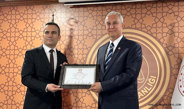 Özçelik mazbatasını aldı