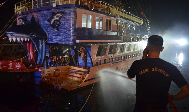 Alanya’da gezi teknesinde yangın çıktı