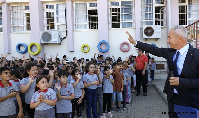 BAŞKAN ÖZÇELİK ÖĞRENCİLERLE BULUŞTU