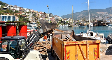 BELEDİYE İSKELEYİ DE TEMİZLEDİ