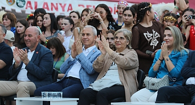 GENÇLİK FESTİVALİNDE YÖRESEL DANS COŞKUSU
