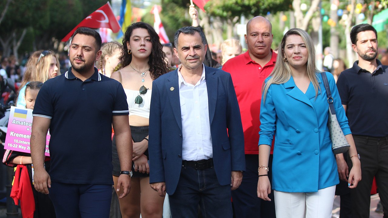 GENÇLİK FESTİVALİNDE YÖRESEL DANS COŞKUSU