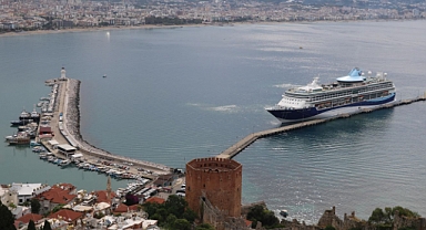 Yılın ilk kruvaziyeri Alanya'ya bin 746 turist getirdi