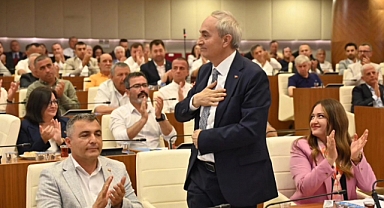 Kocagöz alkışlarla karşılandı
