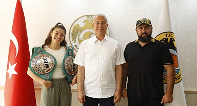 Ünlü boksörden Özçelik'e ziyaret