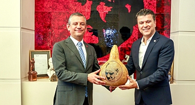 Özgür Özel'e anlamlı hediye