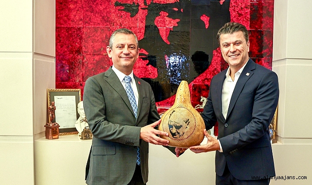 Özgür Özel'e anlamlı hediye