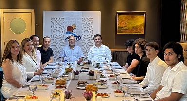 Turizmcilerden öğrencilere jest