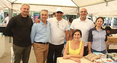 Burcu Baba’nın imza gününe yoğun ilgi