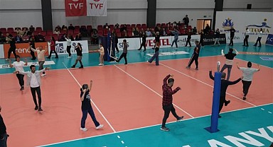 Zeybek oynamayı öğrendiler