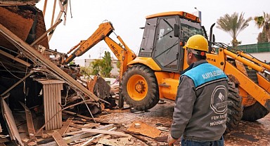 Parkı işgal eder restoran yıkıldı