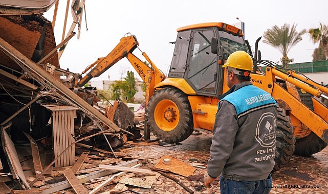 Parkı işgal eder restoran yıkıldı