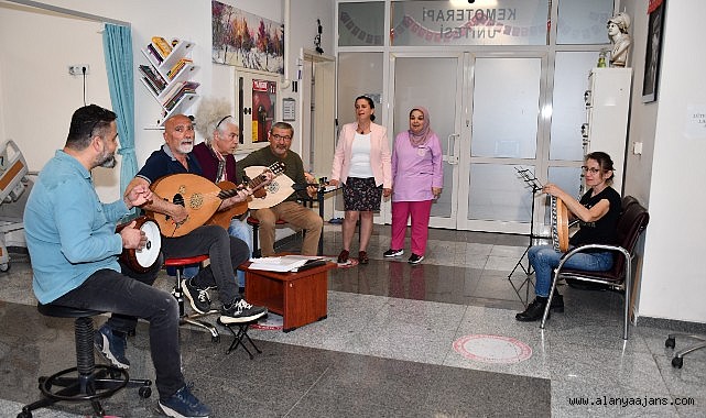 KEMOTERAPİ HASTALARI MÜZİK İLE GÜLDÜ 