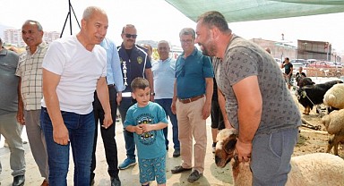 BAŞKAN ÖZÇELİK KURBAN KESİM MERKEZLERİNİ ZİYARET ETTİ