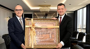 El emeği tablo ile uğurladı