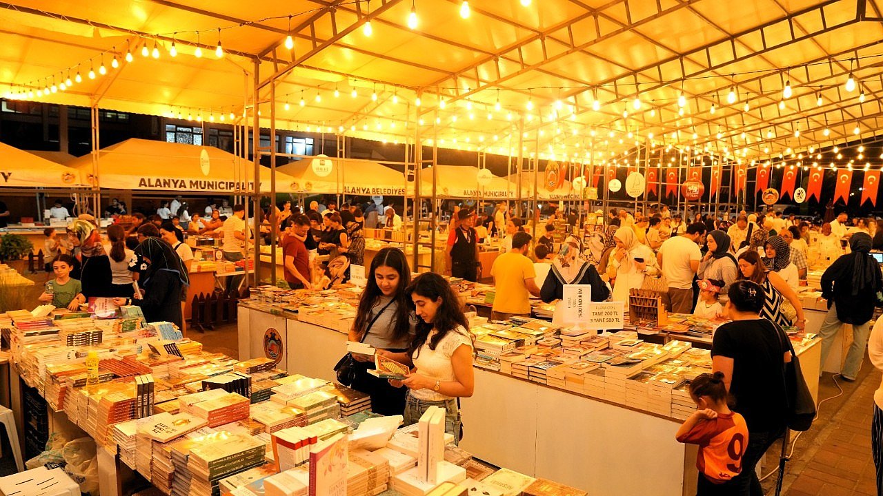 ALANYA KİTAP FUARI DEVAM EDİYOR