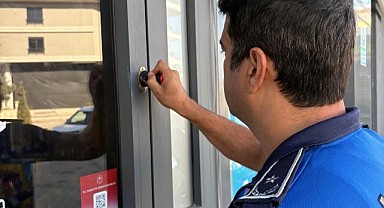 TARİHİ GEÇMİŞ ÜRÜN SATAN 2 ZİNCİR MARKET MÜHÜRLENDİ